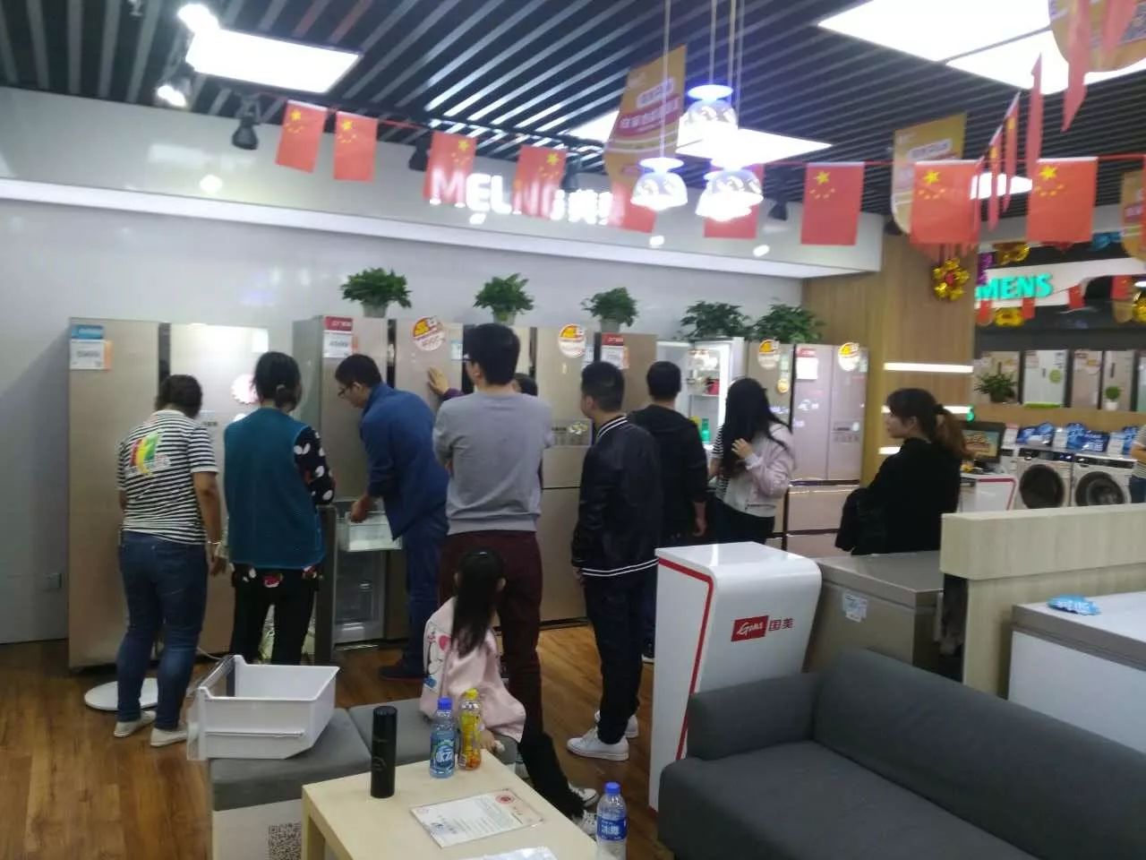 澳門前沿資訊與碼八百圖庫評估說明，深度分析解釋定義_桌面款28.59.91